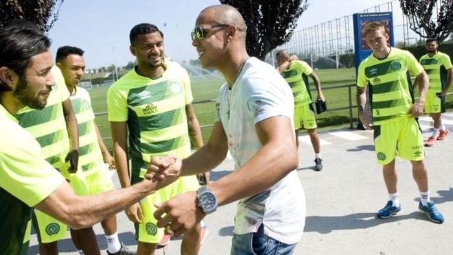 示出非凡的 示出非凡的